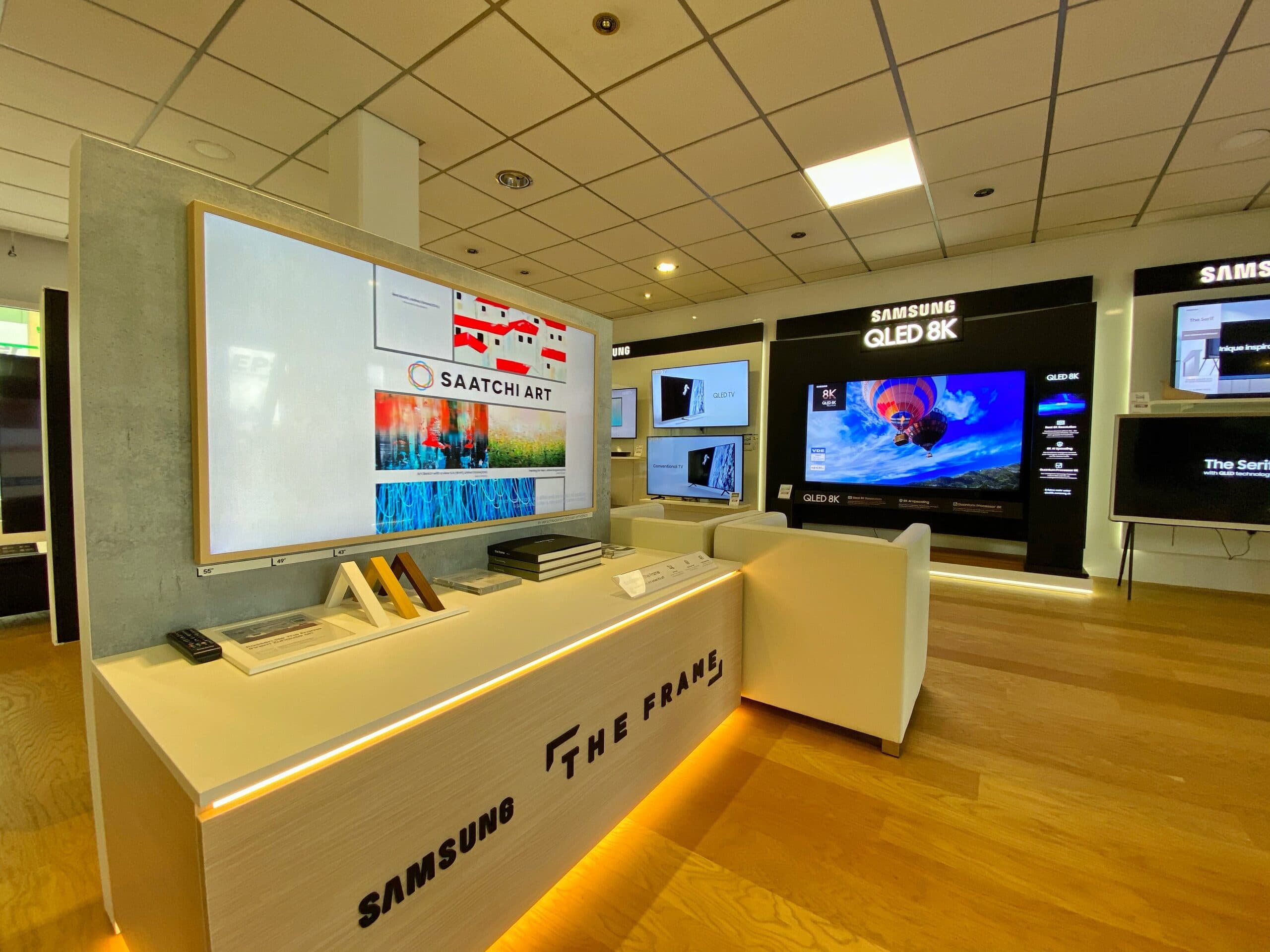 Multimedia-Ausstellung mit TV-Wand und Sitzgelegenheit zum Probehören