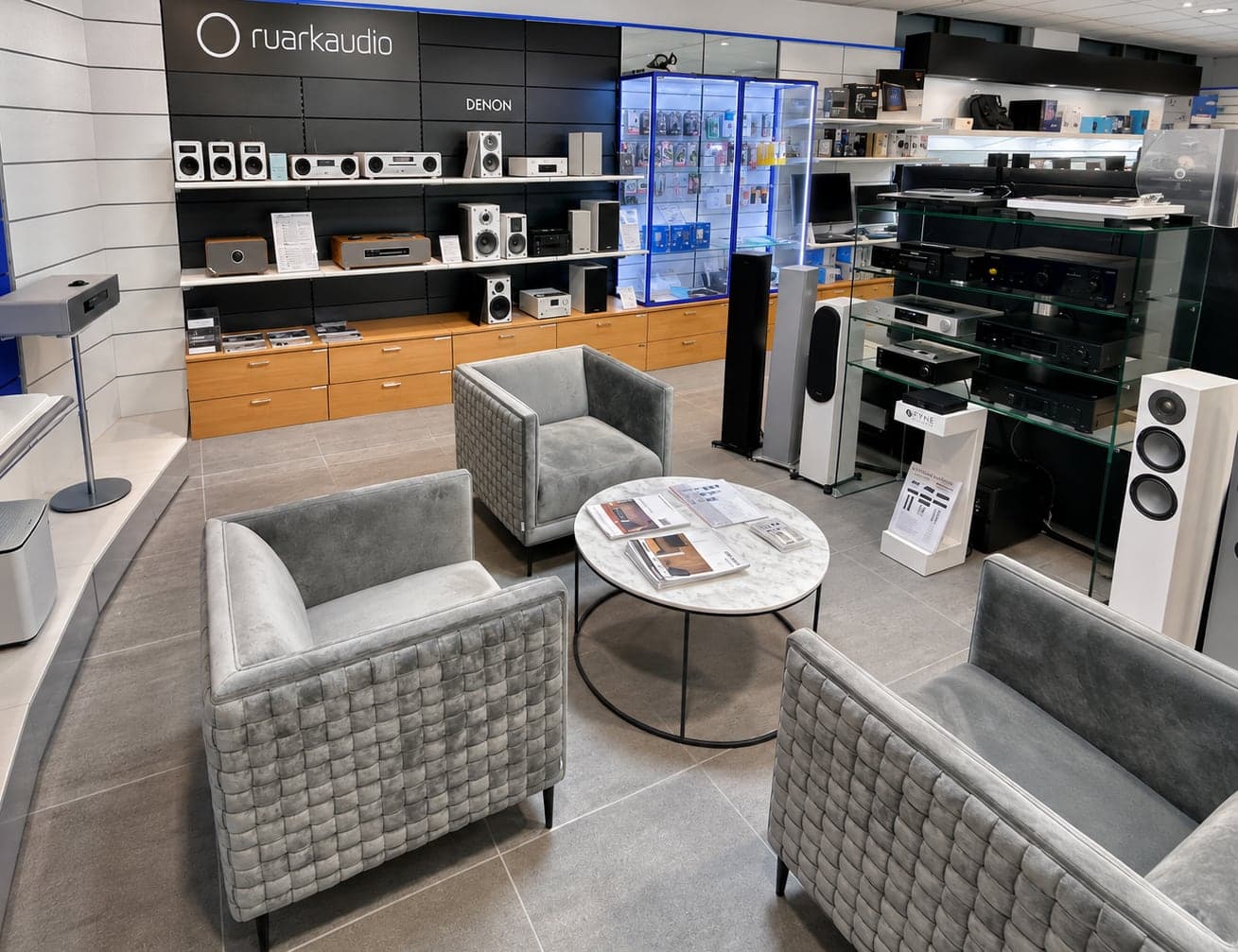 HiFi- und Audio-Zone mit Standlautsprechern und Sitzgruppe zum Probehören