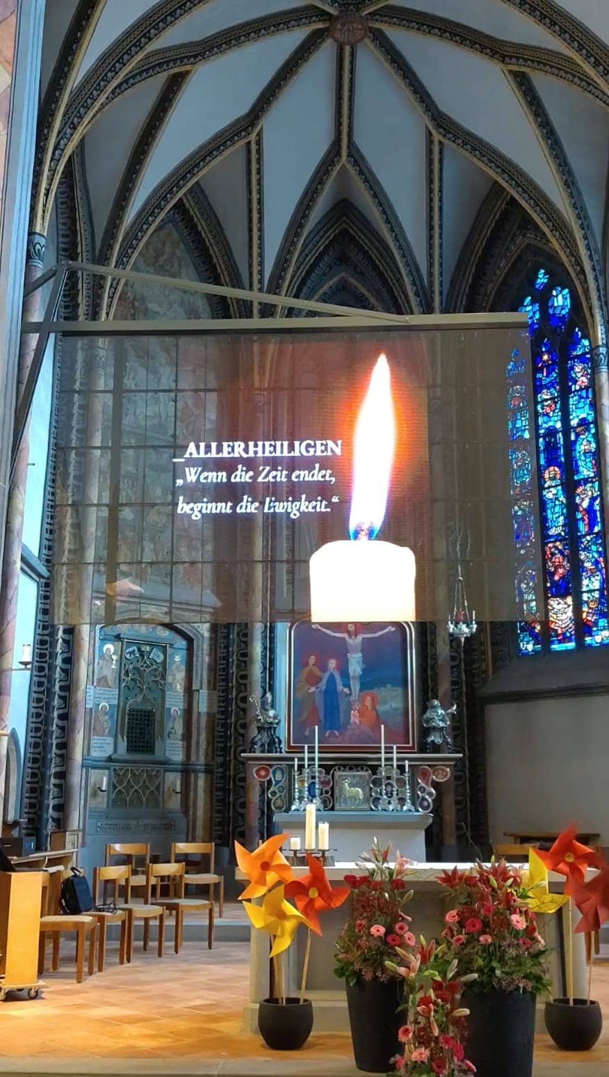 Semitransparenter LED-Screen in einer Kirche – Altar und Fenster bleiben sichtbar (Partnerinstallation MDS Display Solutions)