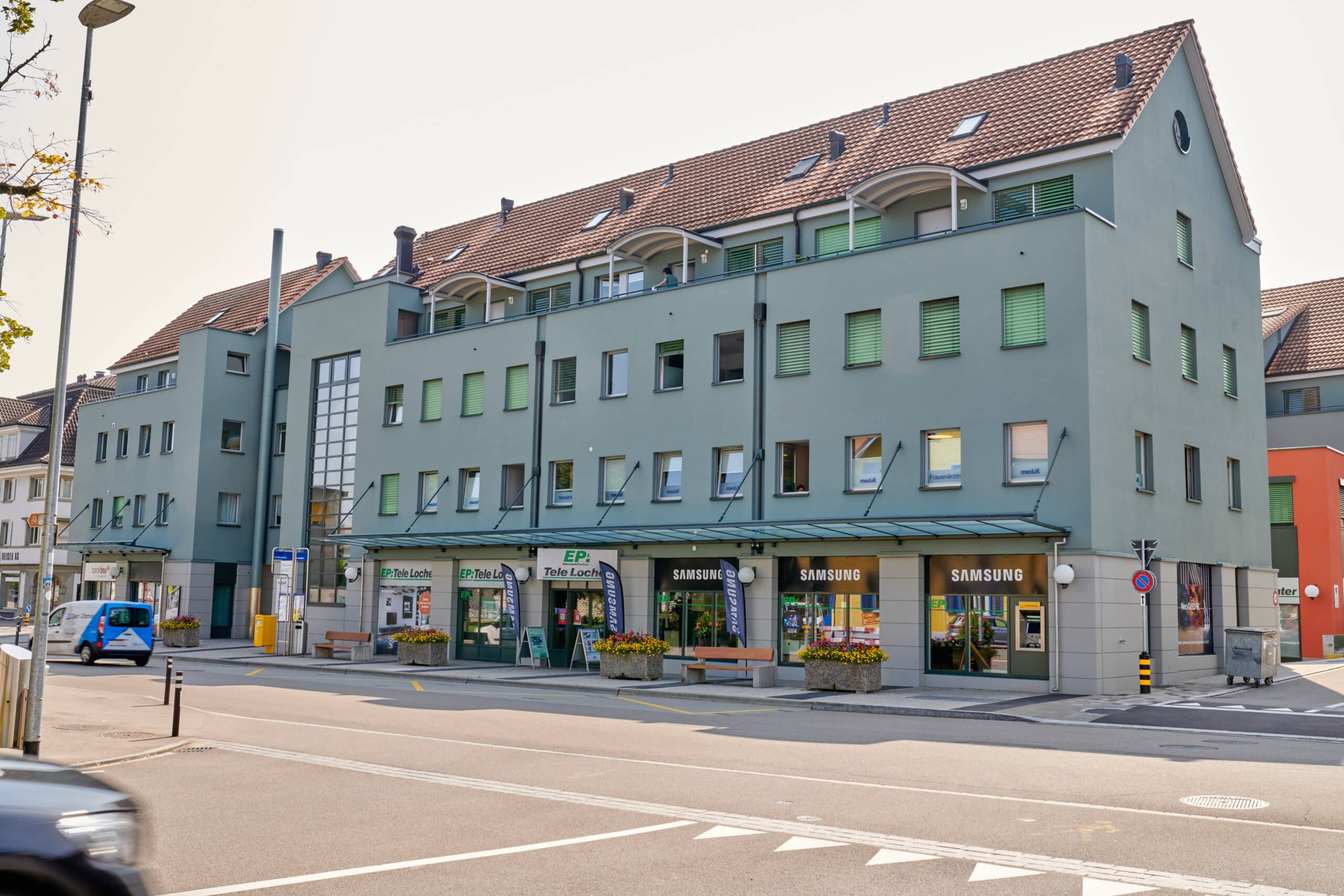 Das Geschäftshaus am Lindenplatz in Dübendorf mit den Ladenlokalen von EP:Tele Locher und Samsung