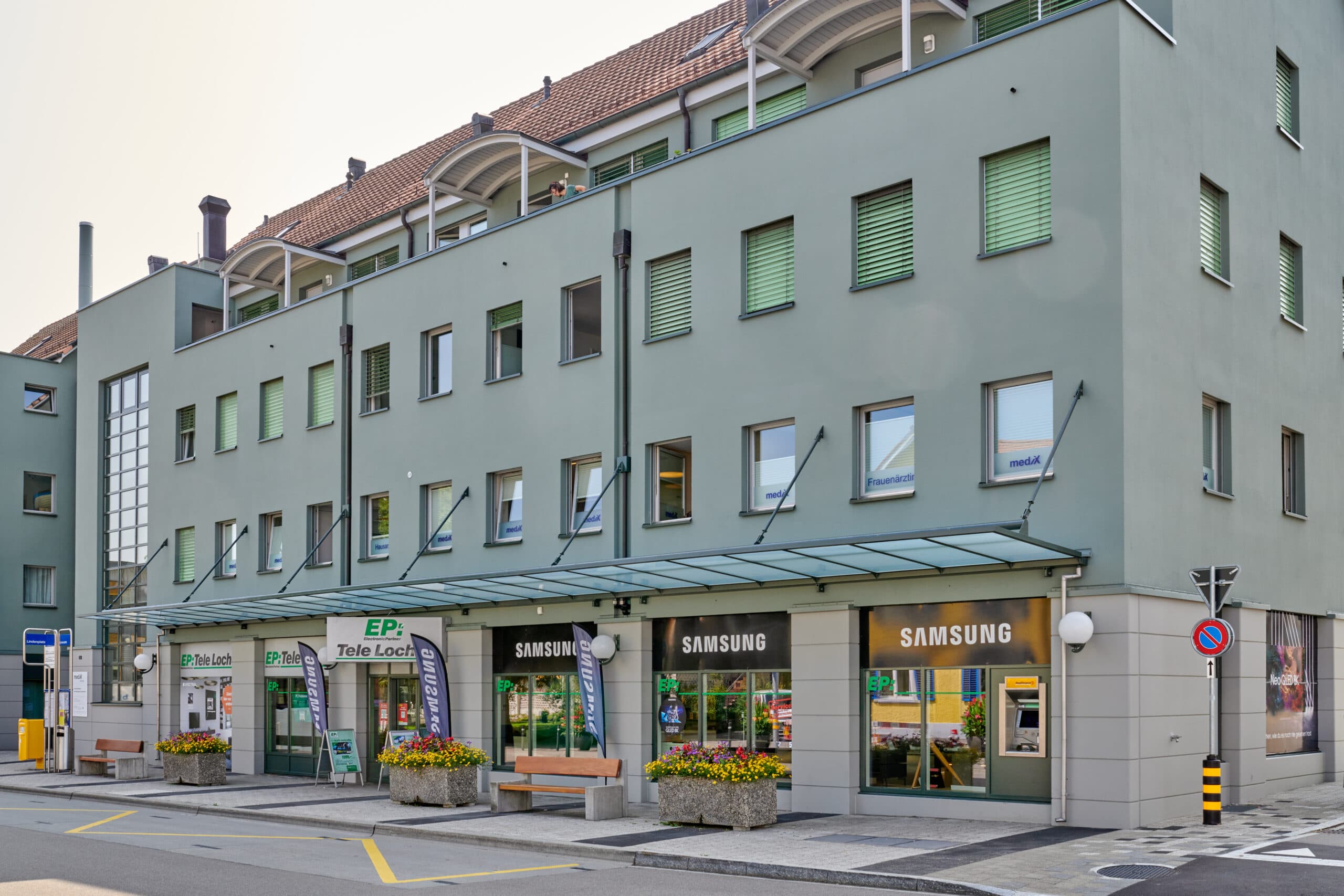 Ladenfront mit Samsung-Schaufenstern und EP-Tele-Locher-Eingang unter dem Glasvordach
